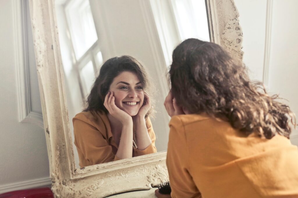 تأمل ذاتي مرتفع: تفكرين كثير… بس هل ترتاحين؟